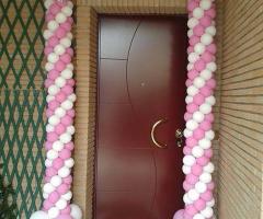Arco di palloncini intorno alla porta