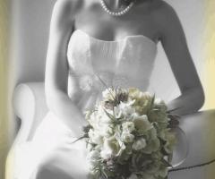 L'abito della sposa e il suo bouquet rielaborato in fotoritocco - iovideo