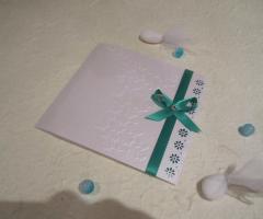 Partecipazione perlata con nastro verde e rilievo farfalle - Il Vaso di Pandora