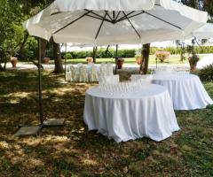 Buffet di matrimonio nel parco