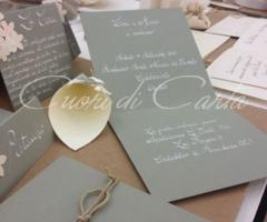 Partecipazione scritta a mano con pennino, spago e fiorellini in carta