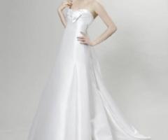 Vestito da sposa liscio con fiocco in tessuto sul decollette