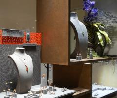 Le vetrine della gioielleria Daverio1933 a Bergamo