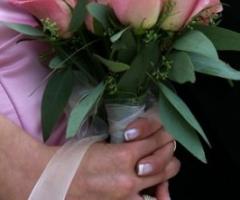Bouquet di rose rosa per la sposa 