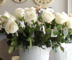 Vaso con rose bianche ideale per allestimenti di matrimonio a Pordenone