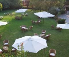 Allestimento rustico del giardino durante matrimonio