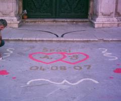 Decorazioni per terra davanti alla chiesa