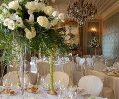 Alti centrotavola di rose bianche