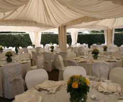Allestimento del matrimonio sotto il gazebo