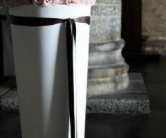 Vaso con rose rosa per il matrimonio