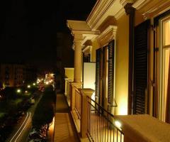 Notte suggestiva con affaccio sul viale alberato