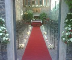Addobbi in chiesa per la cerimonia di matrimonio