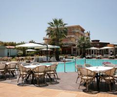 Tavoli a bordo piscina