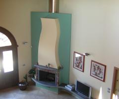 Un sinuoso camino aggiusta un angolo di casa.