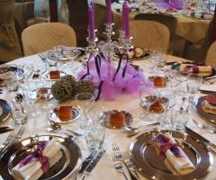 Addobbi in viola per i tavoli del ricevimento di nozze