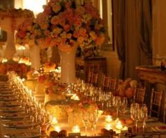 Fiori per il tavolo del banchetto di matrimonio