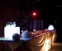 Addobbo con giochi di luce per il ricevimento di nozze