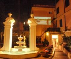 Illuminazione notturna della fontana di Domus Talenti