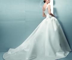 Vestito da sposa con ampia coda
