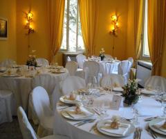 L'elegante salone interno di Villa Claterna