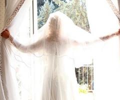 Sposa affacciata alla finestra