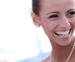 La sposa sfoggia un sorriso bianchissimo