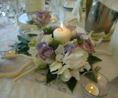 Centrotavola di fiori e candele per il matrimonio
