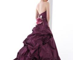 Moderno abito da sposa dal colore scuro ed elegante