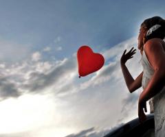 "Love is in the air"... Un palloncino colorato è lanciato dalla sposa nel cielo dell'Alta Val di Non, Trentino