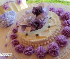 Torta nuziali con decorazioni di carta lilla