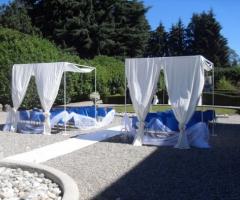 Allestimento della cerimonia di nozze in giardino