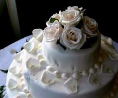 Torta nuziale decorata con rose