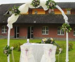 Atco di fiori per la seduta degli sposi