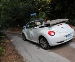 Gli sposi a bordo del maggiolone