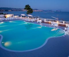 Kora Pool and Beach Events - Piscina vista mare illuminata per il matrimonio serale