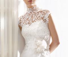 Abito da sposa con collo alto in pizzo