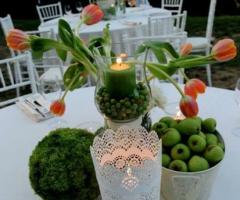 Tavoli allestiti all'aperto per un matrimonio a tema verde