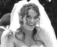 Un bianco e nero intenso della sposa sorridente