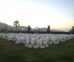 Disposizione tavoli in giardino