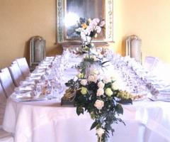 Mise en place con rose bianche