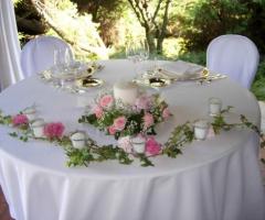 Allestimento con fiori per il tavolo degli sposi