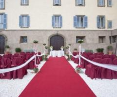 Cerimonia di matrimonio nel giardino della villa