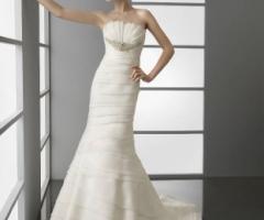 Abito da sposa con dettagli gioiello e intrecci di tessuto