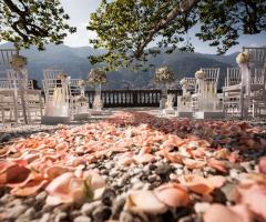 Addobbo con petali di rosa per il passaggio della sposa verso l'altare