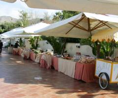 Buffet di dolci e carretto dei gelati