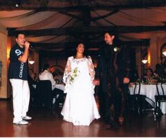 Robi Music durante un'esibizione con la presenza degli sposi