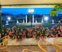 Veranda dalla quale si vede la fontana della villa