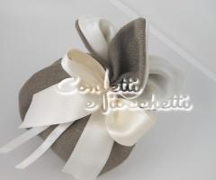Sacchetto tre punte in lino tortora e raso avorio - Confetti e Fiocchetti