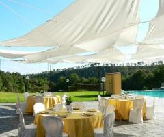 Allestimento ricevimento nuziale all'esterno della villa