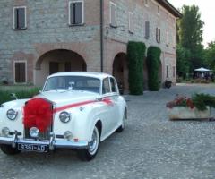 Addobbo in rosso per la rolls royce degli sposi